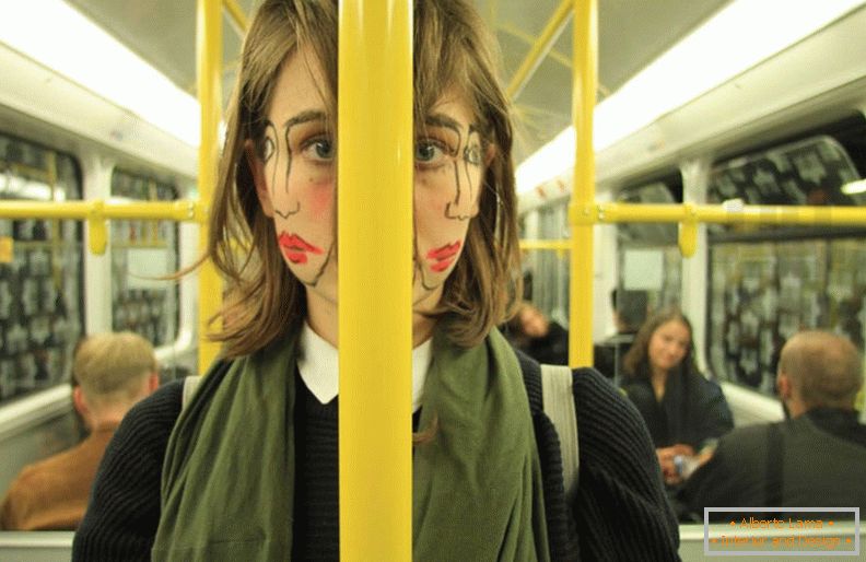 Двострука девојка у транспорту од уметника Себастијана Биениека