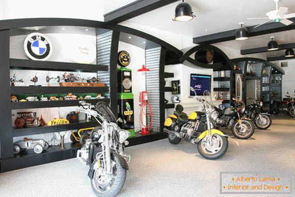 Мотоцикл у унутрашњости кућне гараже