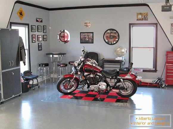 Мотоцикл у унутрашњости кућне гараже