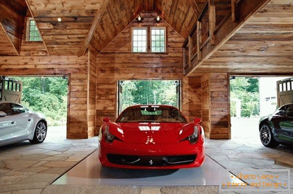 Луксузни аутомобили у дрвеној гаражи