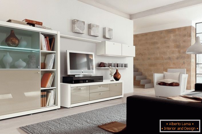 Коришћење модуларног намештаја у модерној дневној соби не преоптерећује простор собе.