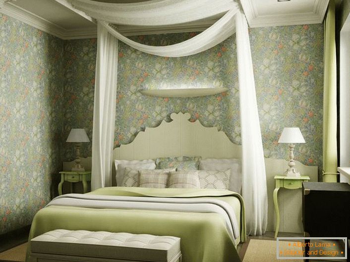 Изванредна карактеристика дизајна спаваће собе била је кровна плоча од прозирне беле тканине преко кревета. Лаган, романтичан дизајн идеалан је за спаваћу собу младог пара.