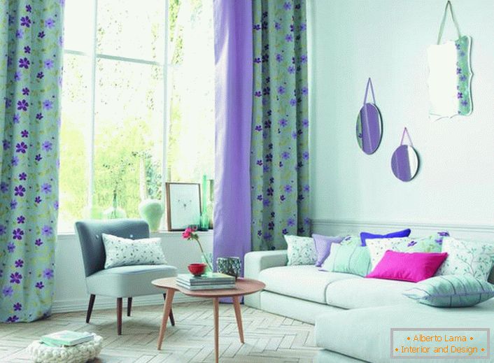 Благо плава боја даје унутрашњем дизајну дневне собе нечистоћу и једноставност.