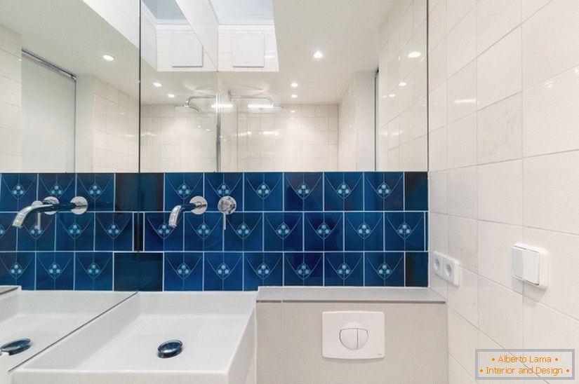 Плаве плочице у бијелом купатилу