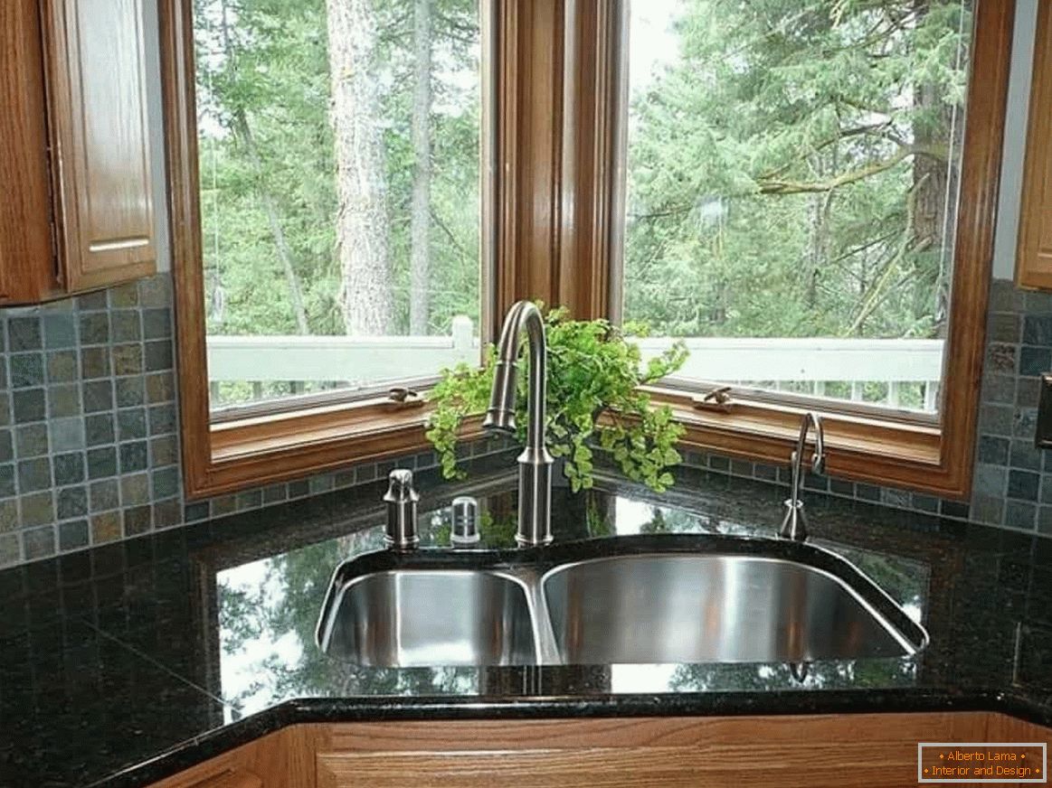 Угаони умиваоник у кухињи са прозором