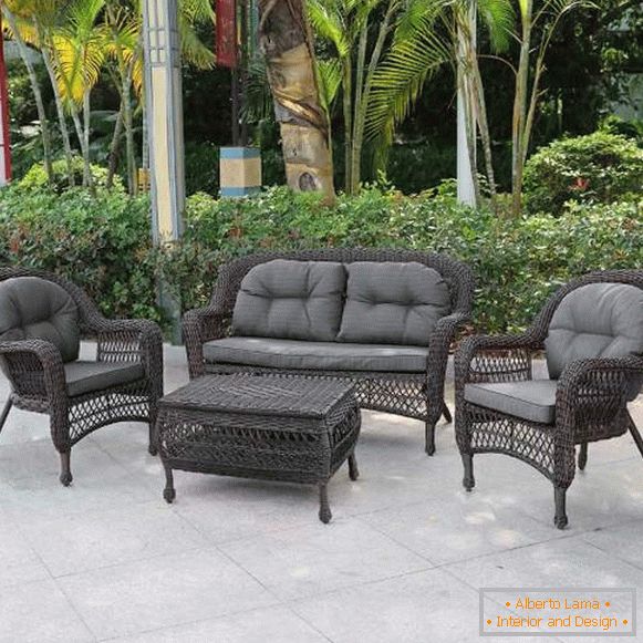 Плетени кауч и фотеља направљена од вештачког ратана
