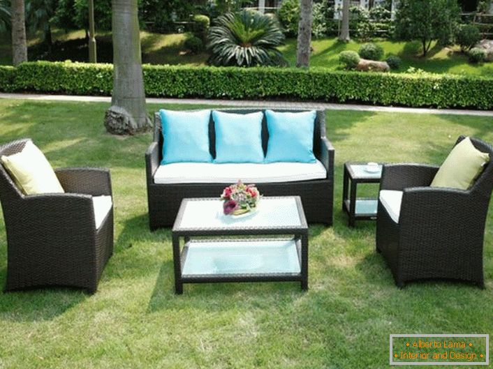 Оригинални намештај израђен од вештачког ратана је идеалан за баштенске парцеле.