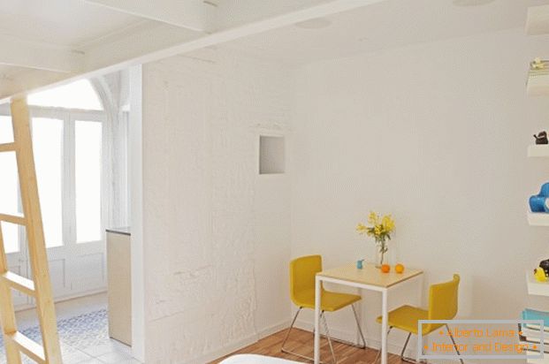 Пројекат мини апартмана: мали стол у спаваћој соби