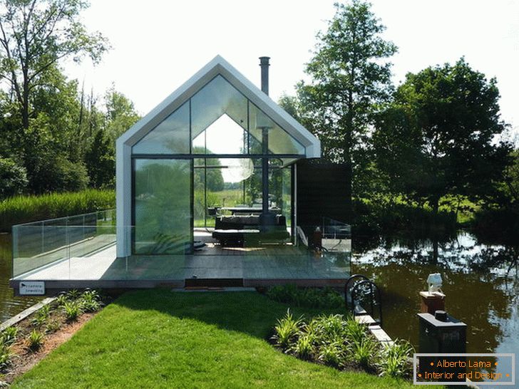 Мала стаклена кућа у близини језера у Холандији