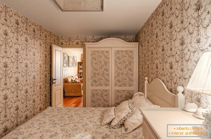 Удобна спаваћа соба у малој сеоској кући на југу Италије.