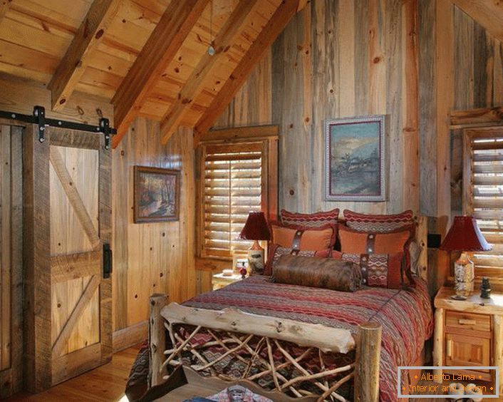 Спаваћа соба у стилу државе у малом ловачком дому на сјеверу Француске.