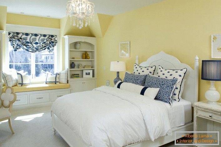 Бледо жута боја завршне обраде усклађује се са белим и плавим елементима декора. Необична комбинација је смело решење за спаваћу собу у стилу државе.