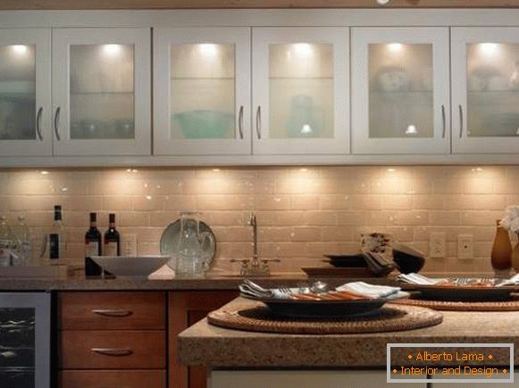 Точно осветљење у кухињи са горњим светлима