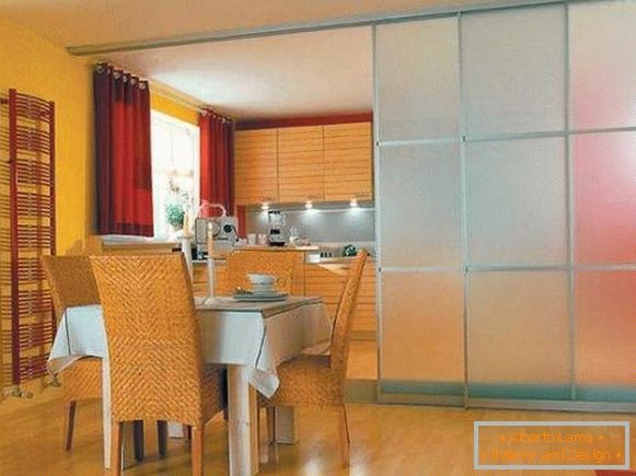 Стаклена клизна врата у кухињу - фотографија у дизајну ентеријера