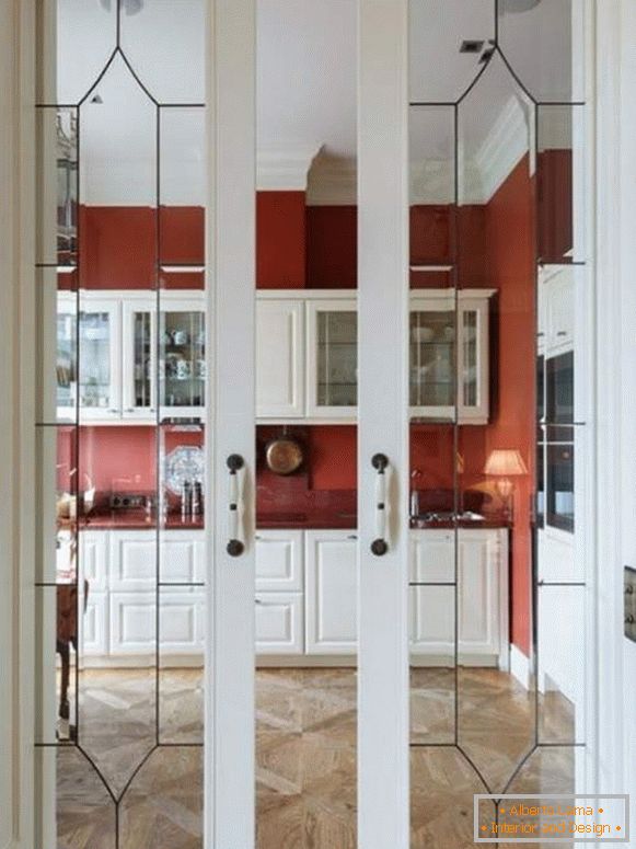 Елегантна клизна врата за кухиње од дрвета с стаклом