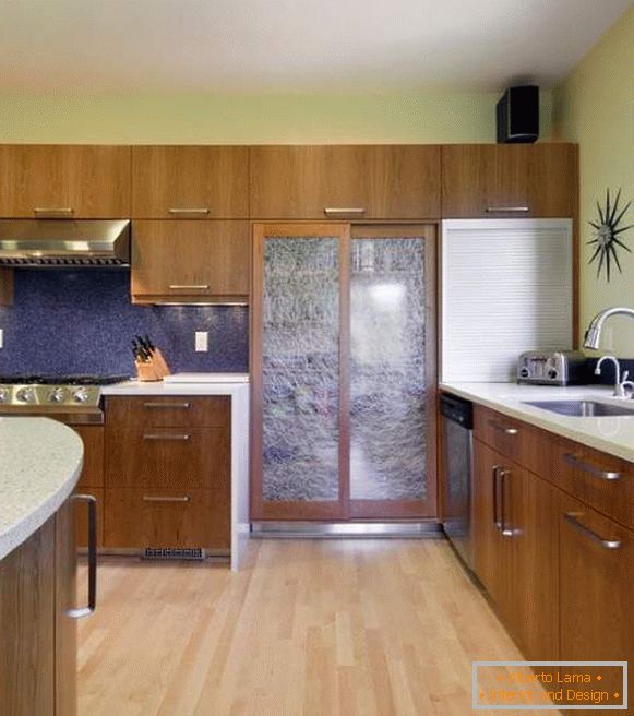 Дрвени купаћи клизних врата у кухињи са стаклом