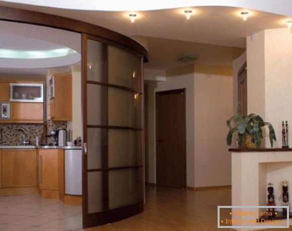 Радијус клизна врата у кухињу - фотографије од дрвета са стаклом