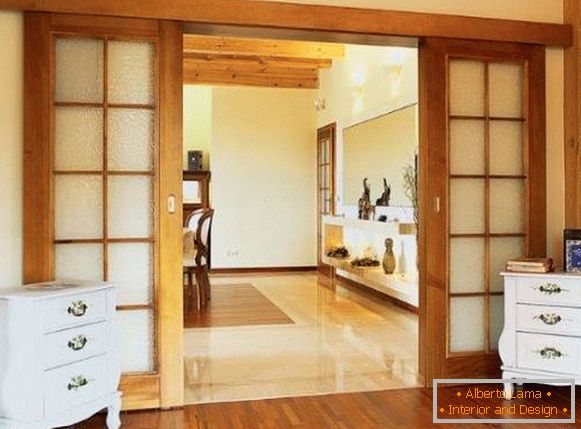 Клизна клизна врата између кухиње и дневне собе - фотографија дрвета с стаклом