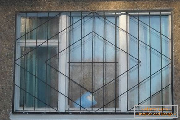 Заварене металне решетке на прозорима - фото са фасаде
