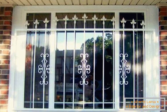 Лепе решетке на прозорима приватне куће од цигле