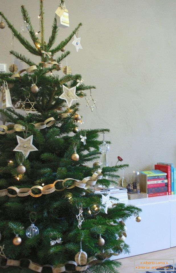 Божићно дрво украшено домаћим играчкама
