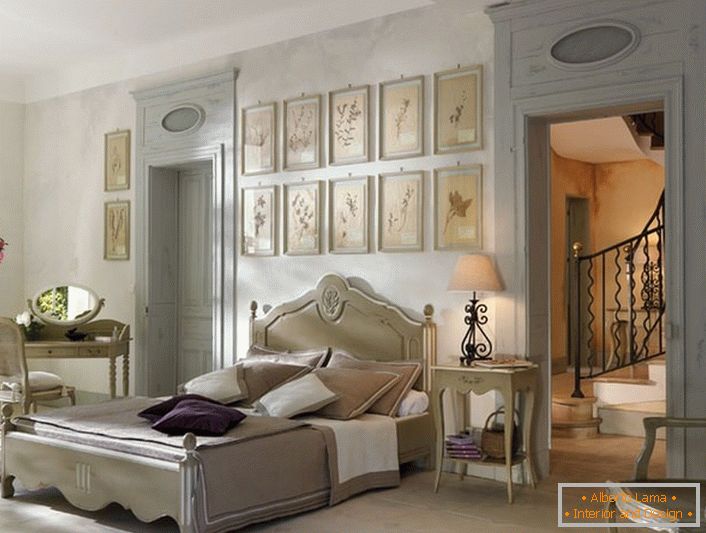 У складу са традицијом француског стила за спаваћу собу одабран је лаконични намештај од дрвета. Интересантан детаљ је колаж слика изнад главе кревета.