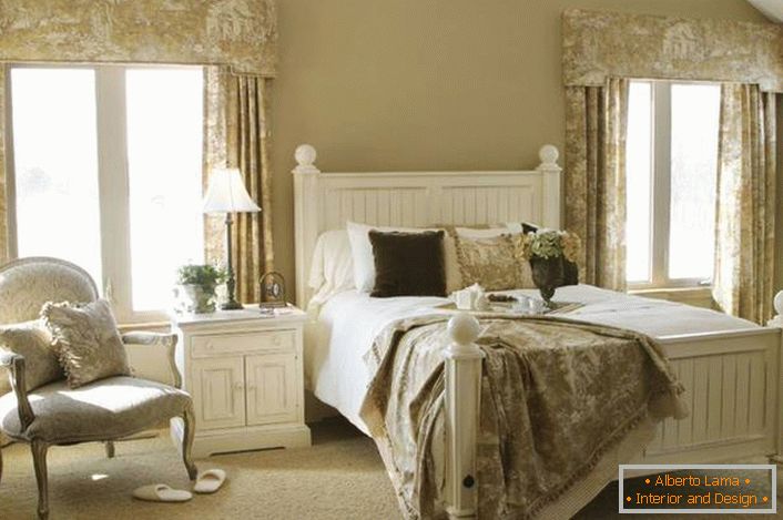 Романтичан стил у спаваћој соби је јединствена елеганција. Светле бежне завршне боје у комбинацији са бијелим намештајем изгледају нежно, стварају угодну атмосферу за опуштање.