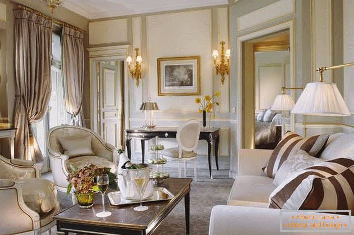 Мала гостињска соба дизајнирана је у складу са захтевима француског стила. Добар пример осветљења дневне собе. 