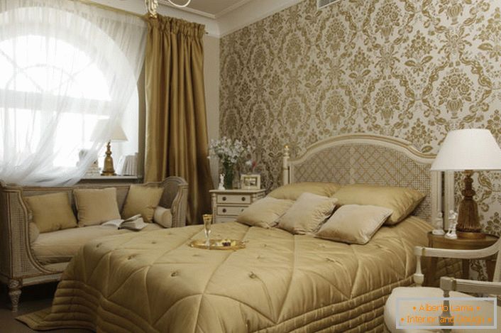 Мала породична спаваћа соба у француском стилу са великим издуженим прозором изгледа елегантно и спектакуларно.