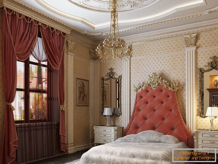У средини дизајнерске композиције налази се кревет са високом плафонском плочом, тапецираним меком ткиву боје чајеве. 