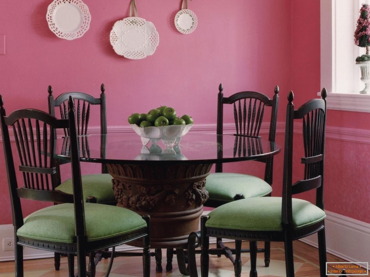 Комбинација зелених столица у ружичастој трпезарији