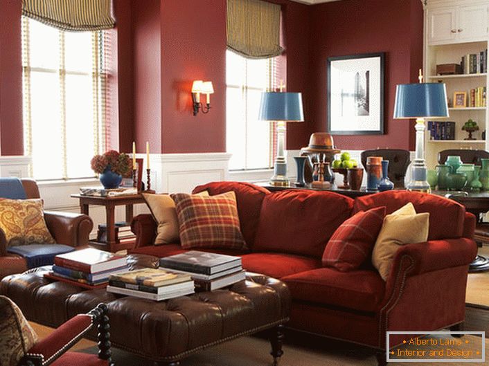 Елегантан намештај у пространом дневном боравку. Невероватна хармонија црвене боје у традиционалном енглеском ентеријеру. 