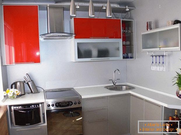 Модерни кухињски сет с выдвижными шкафами