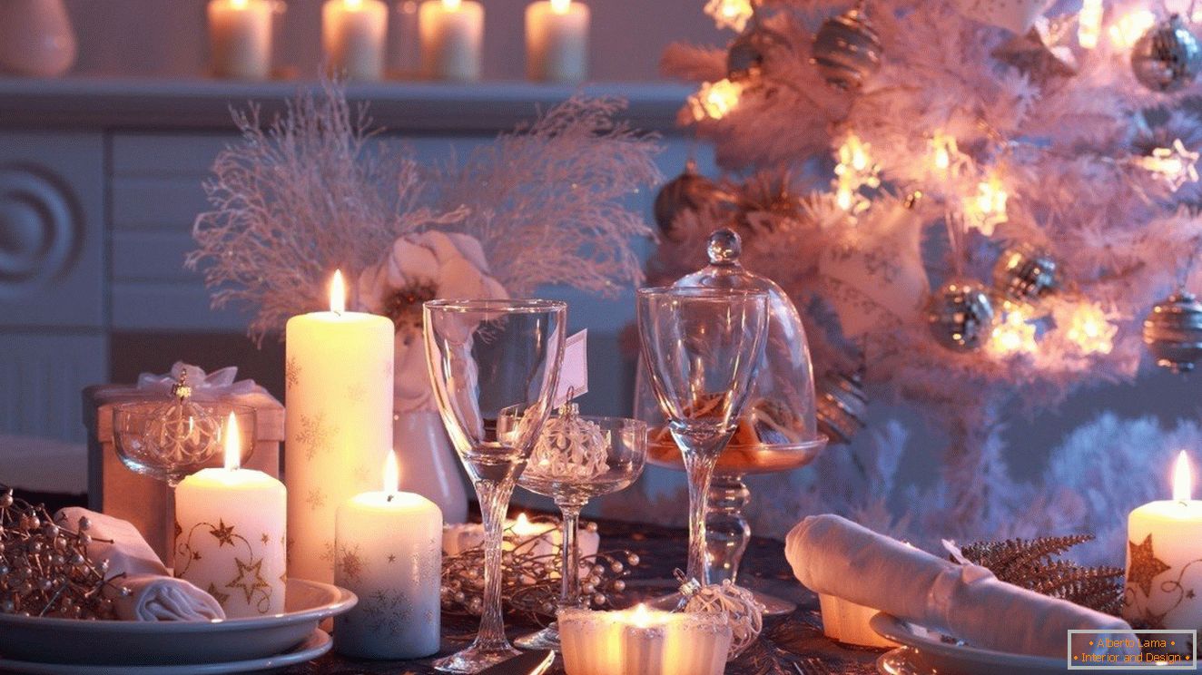 Коришћење свећа различитих величина у декор Новогодишњег стола