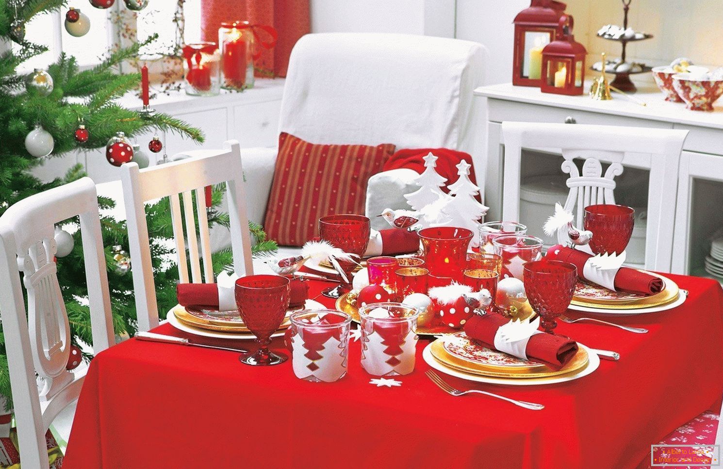 Декорација новогодишњег стола у црвеној боји