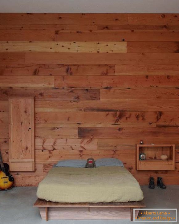 Спаваћа соба у минималистичком стилу, украшена дрветом