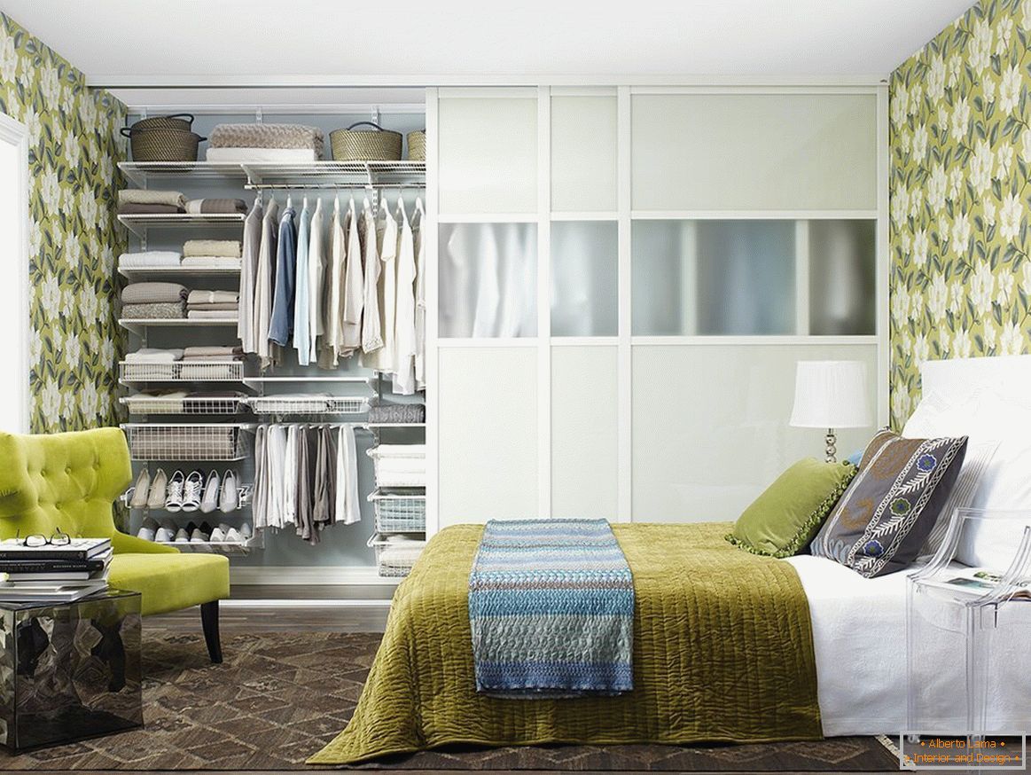 Модерна гардероба у модерној спаваћој соби