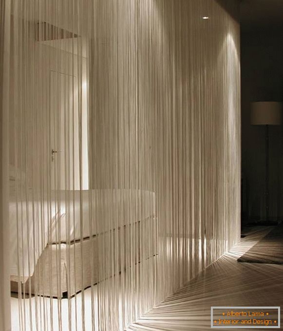 Бела навој завеса - фотографија у дизајну спаваће собе