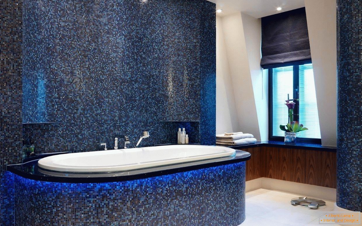Тамно плави мозаик у купатилу