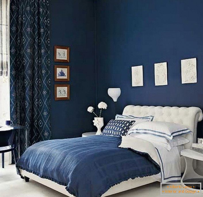 Плави зидови и завесе у спаваћој соби