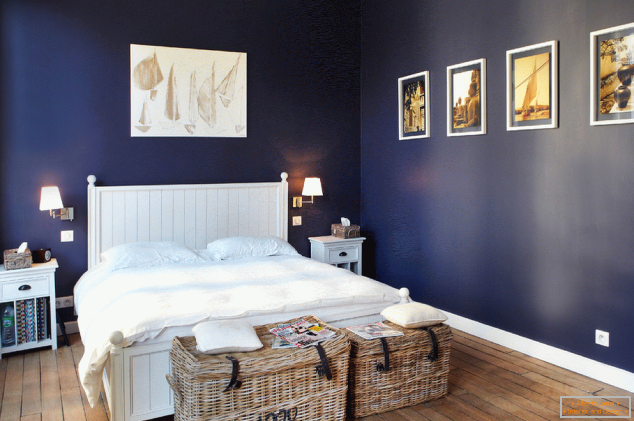 Плави зидови у спаваћој соби
