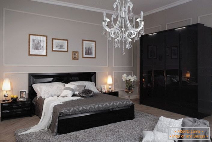 Удобна и модерна спаваћа соба у високотехнолошком стилу, направљена у светло сивим тоновима, са контрастним црним намештајем.