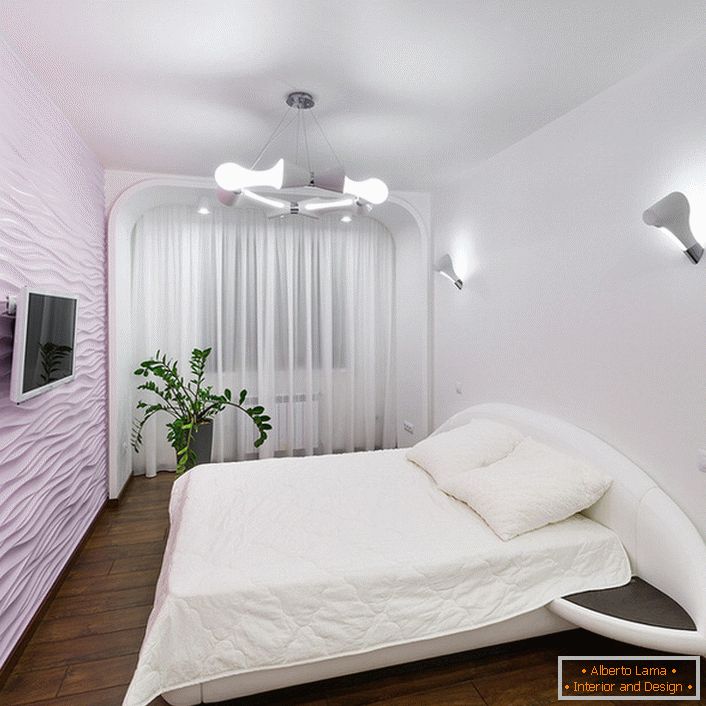 Спаваћа соба је високотехнолошка у меканим бојама без додатног намештаја.