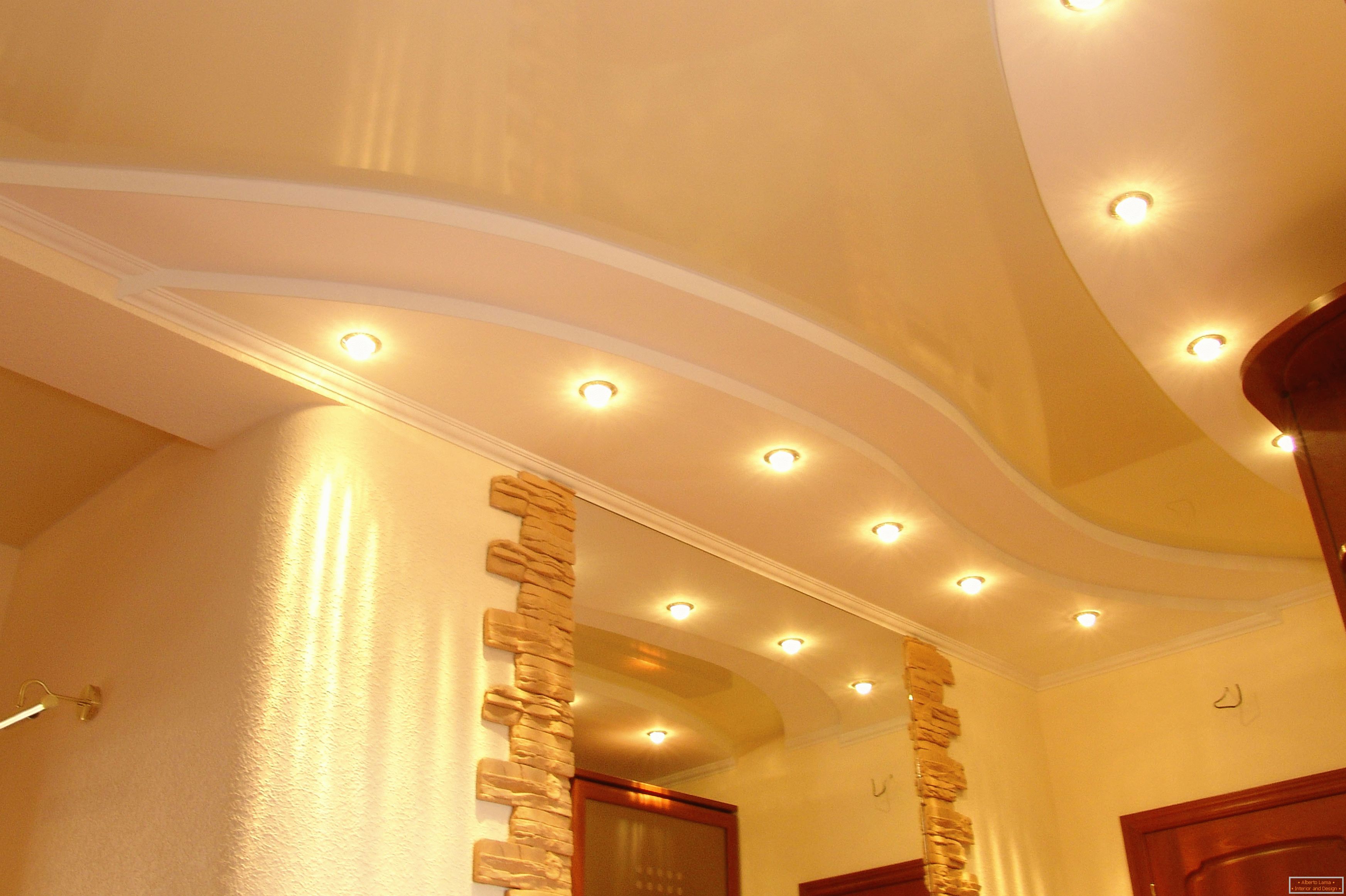 Правилно украшен таван у ходнику. Точно осветљење - најприхватљивија опција за истезање ПВЦ плоча.