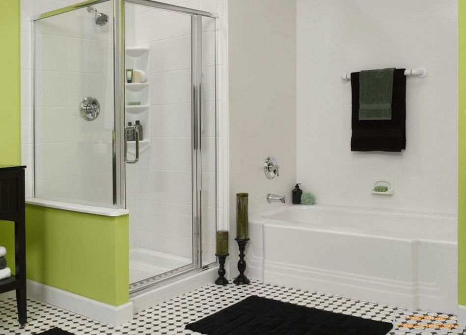 Црно бело купатило са зеленим