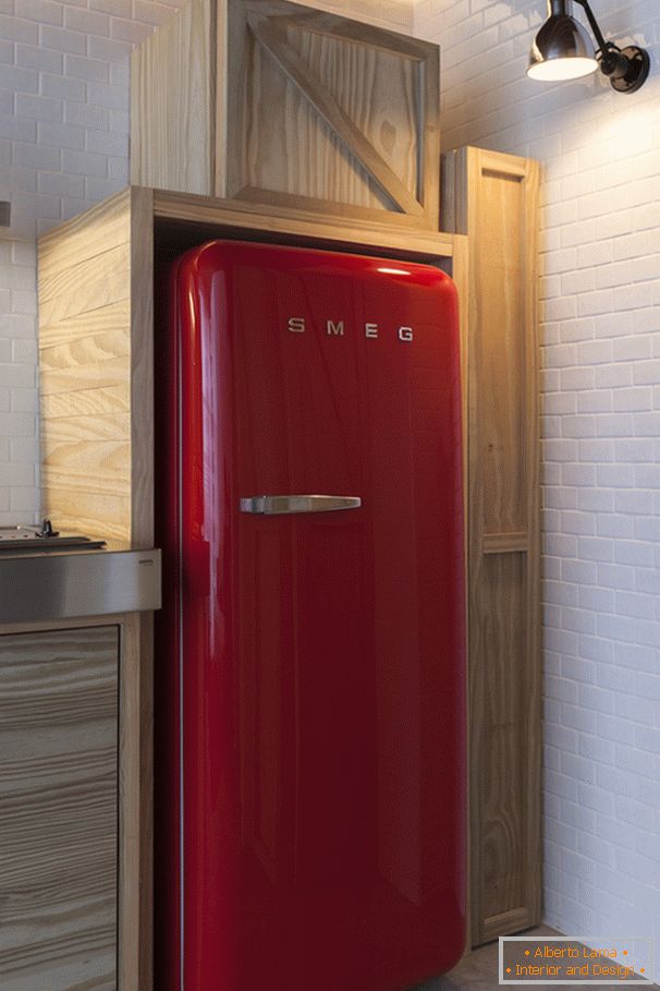 Црвени фрижидер у дизајну ентеријера малог стана
