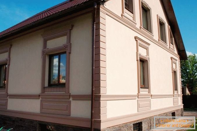 Фасада кућа са украсном завршном облогом