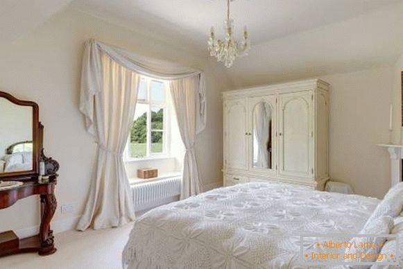 Модерне завесе у спаваћој соби - фотографија у белој боји