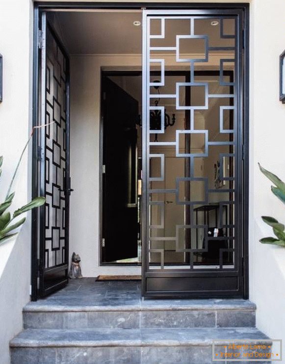 Геометријски дизајн улазних врата од метала