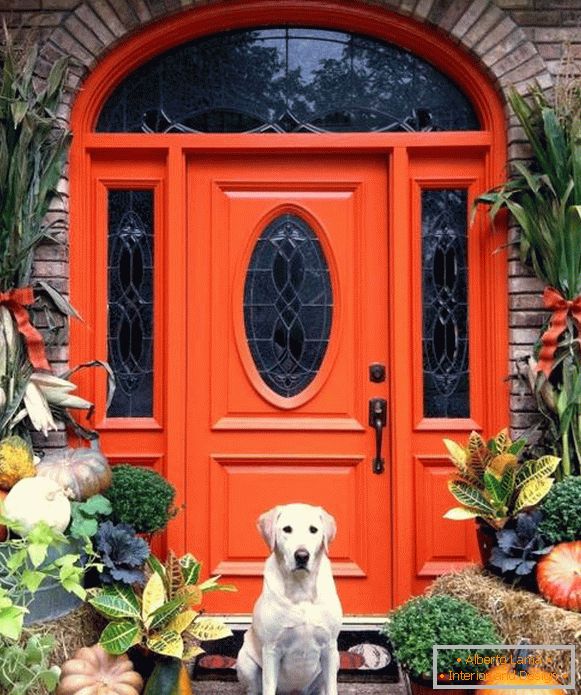 Црвена улазна врата у приватну кућу